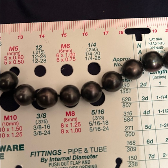 Elegant Black Pearl Necklace - Picture 4 of 4